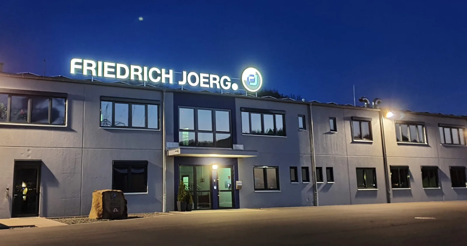 Beleuchtetes Firmenlogo zum 100-jährigen Jubiläum von Friedrich Joerg