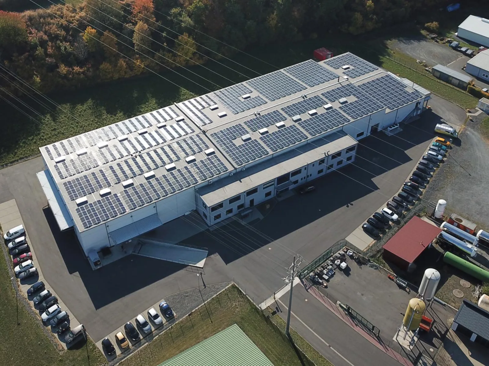 Photovoltaik-Aufdachanlage auf dem Produktions- und Lagergebäude