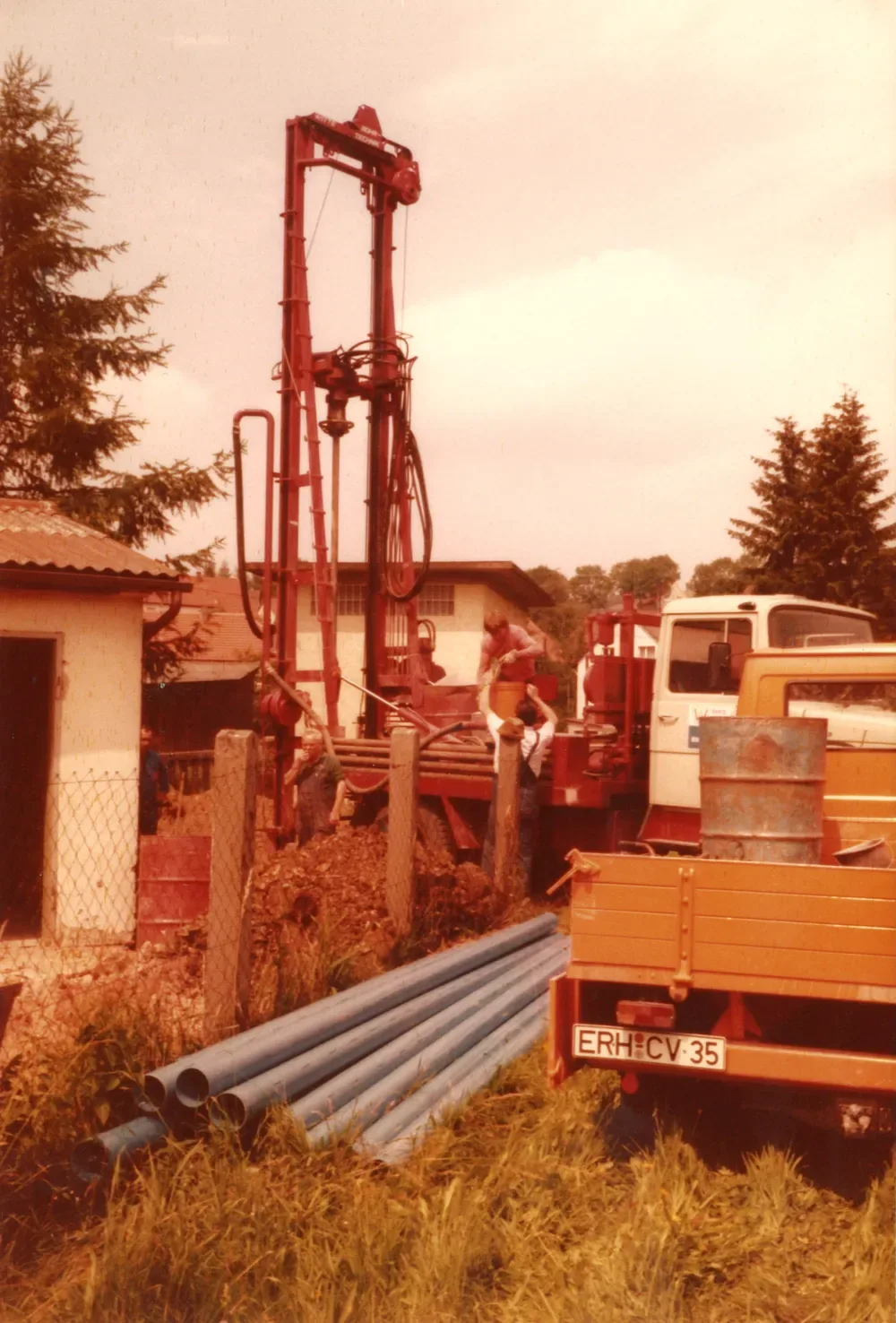 Ein Bohrgerät und ein Lkw bei Bohrarbeiten auf dem Gelände
