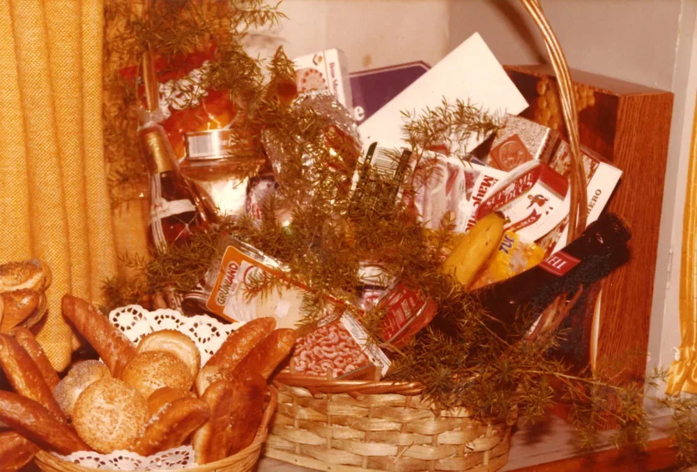 Ein Präsentkorb mit Backwaren und Geschenken