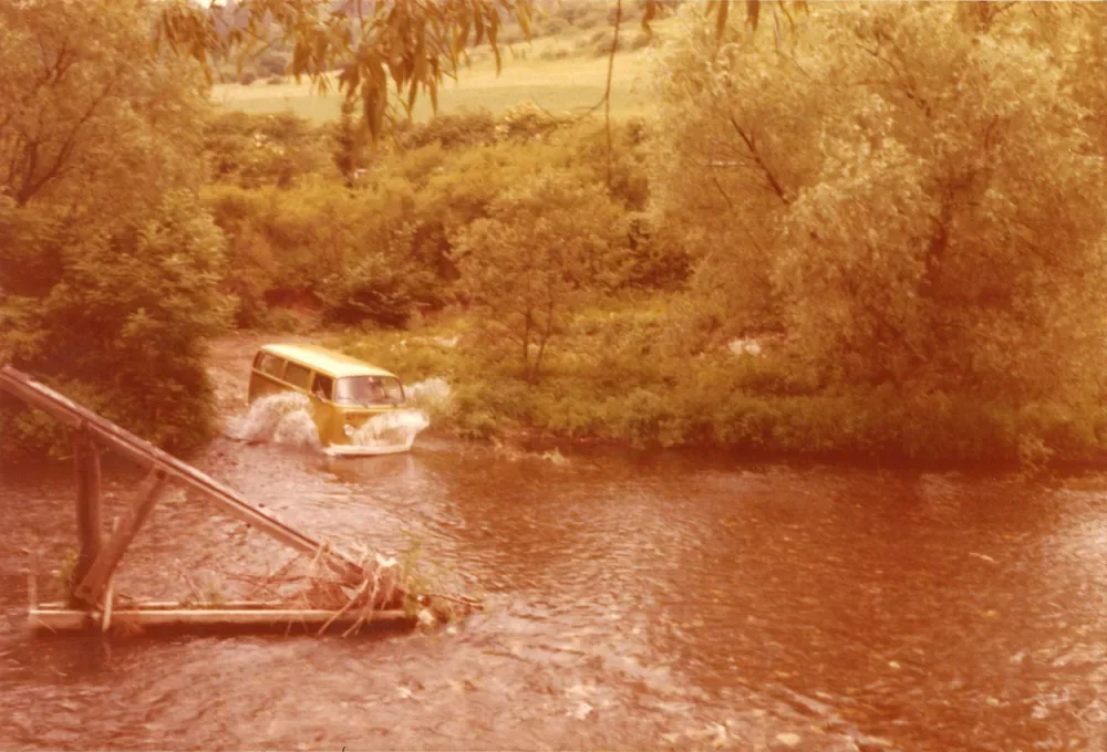 Ein VW-Bus durchquert einen Fluss