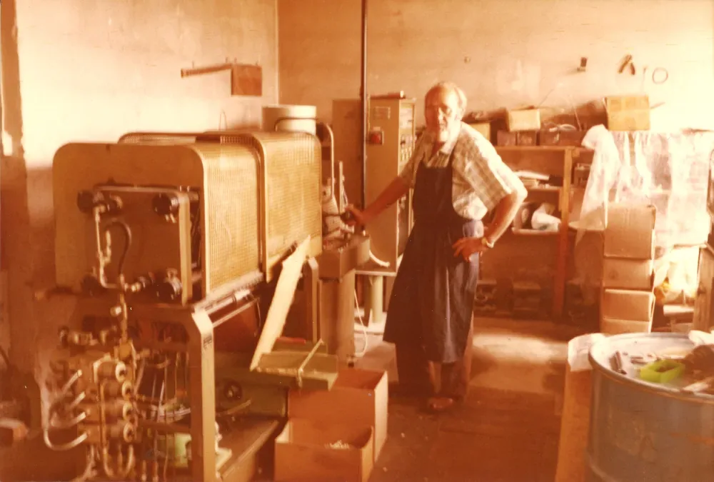 Ein Mitarbeiter an einer Maschine in der Werkstatt