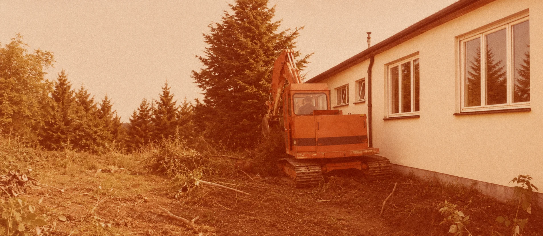 Historische Aufnahme des Betriebsgebäudes in der Louis-Dietrich-Straße mit einem Bagger bei Erdarbeiten