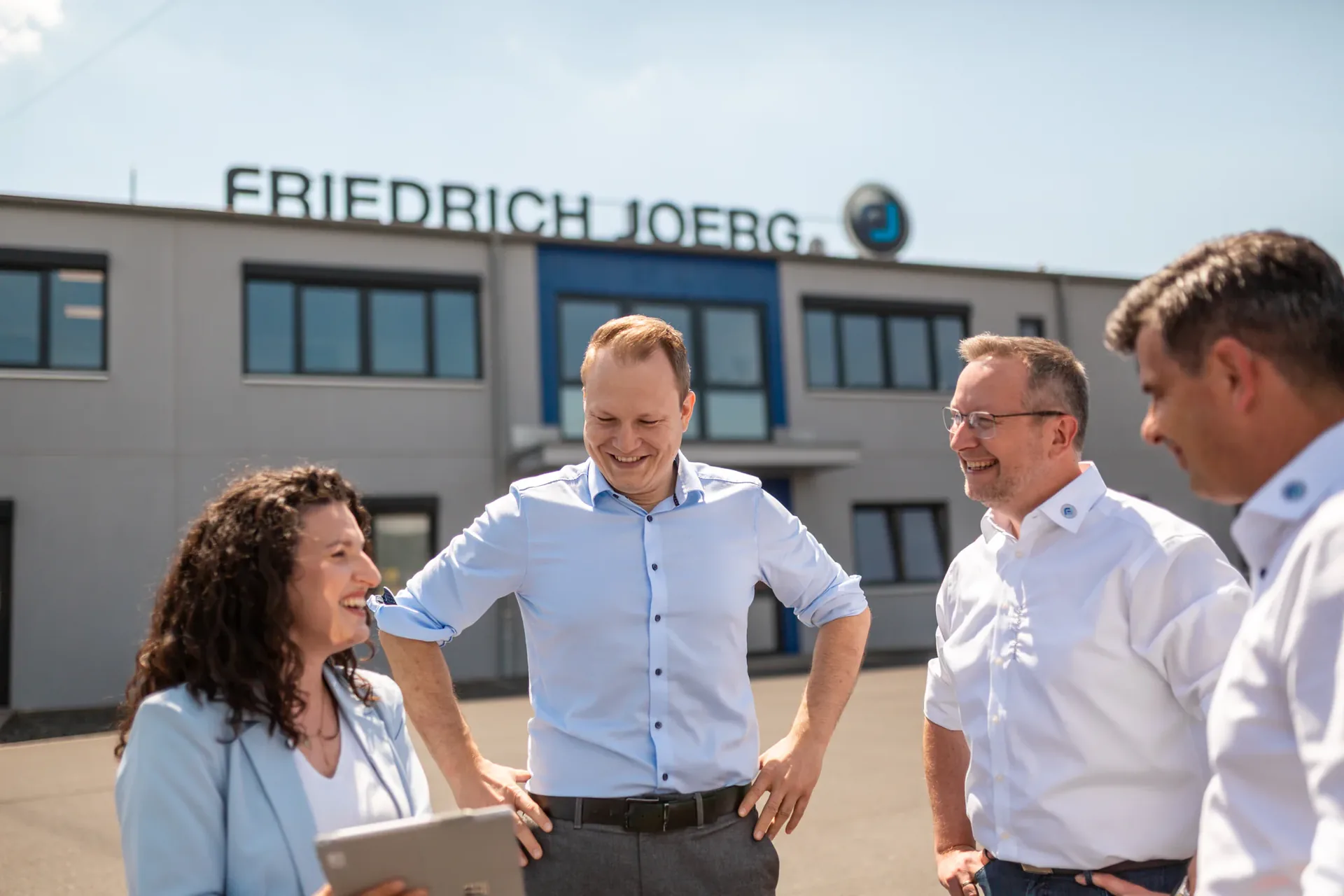 Vier Mitarbeitende von Friedrich Joerg im Austausch vor dem Firmengebäude in Marktrodach