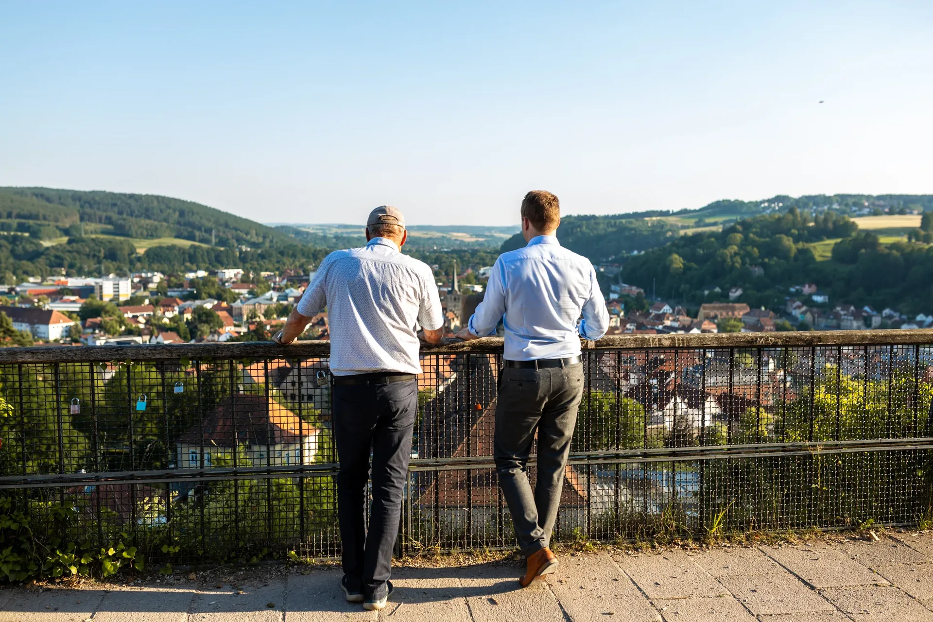 Zwei Generationen von Friedrich Joerg mit Blick über Marktrodach