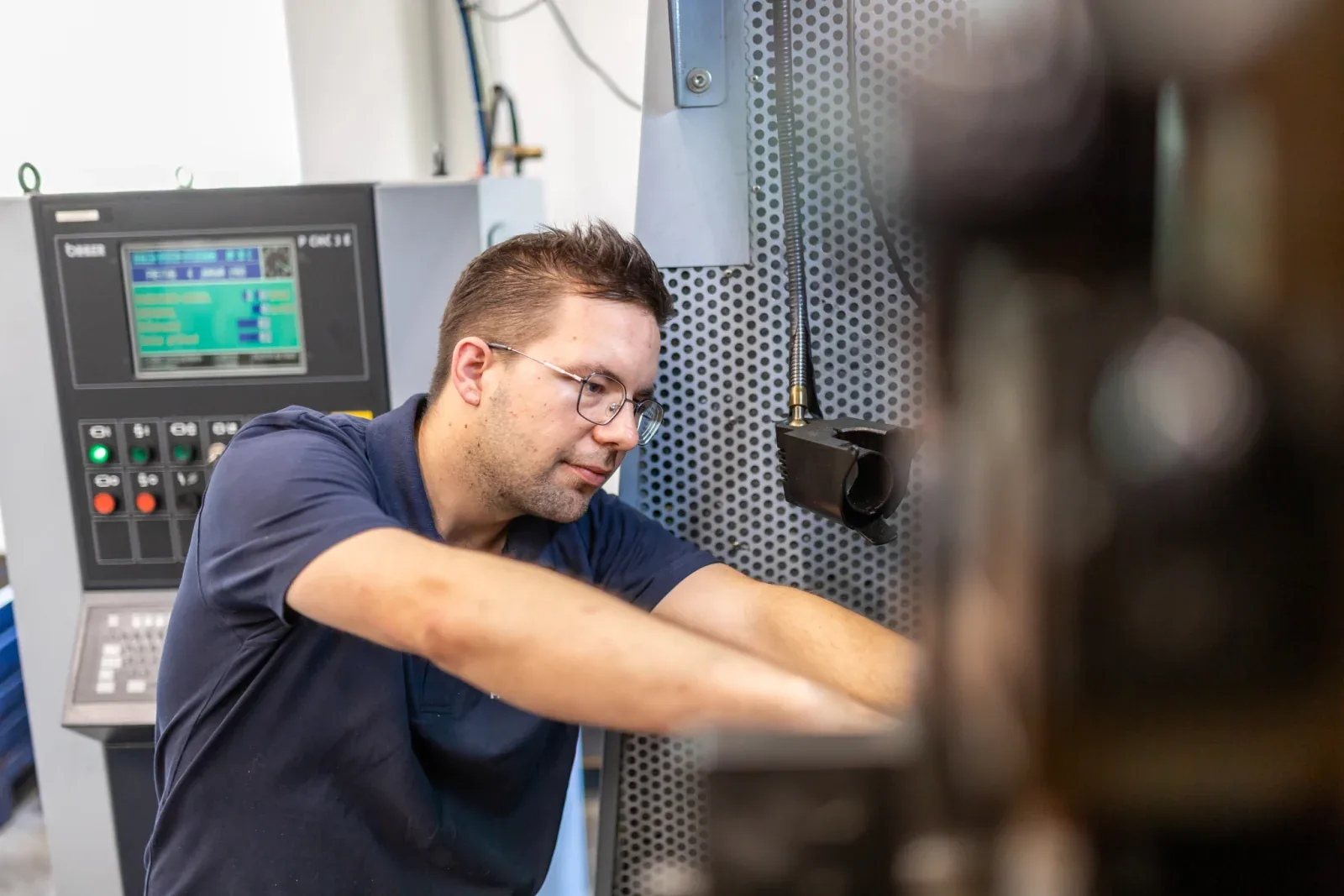FJ-Einrichter bei der Arbeit an einem Stanzbiegeautomaten