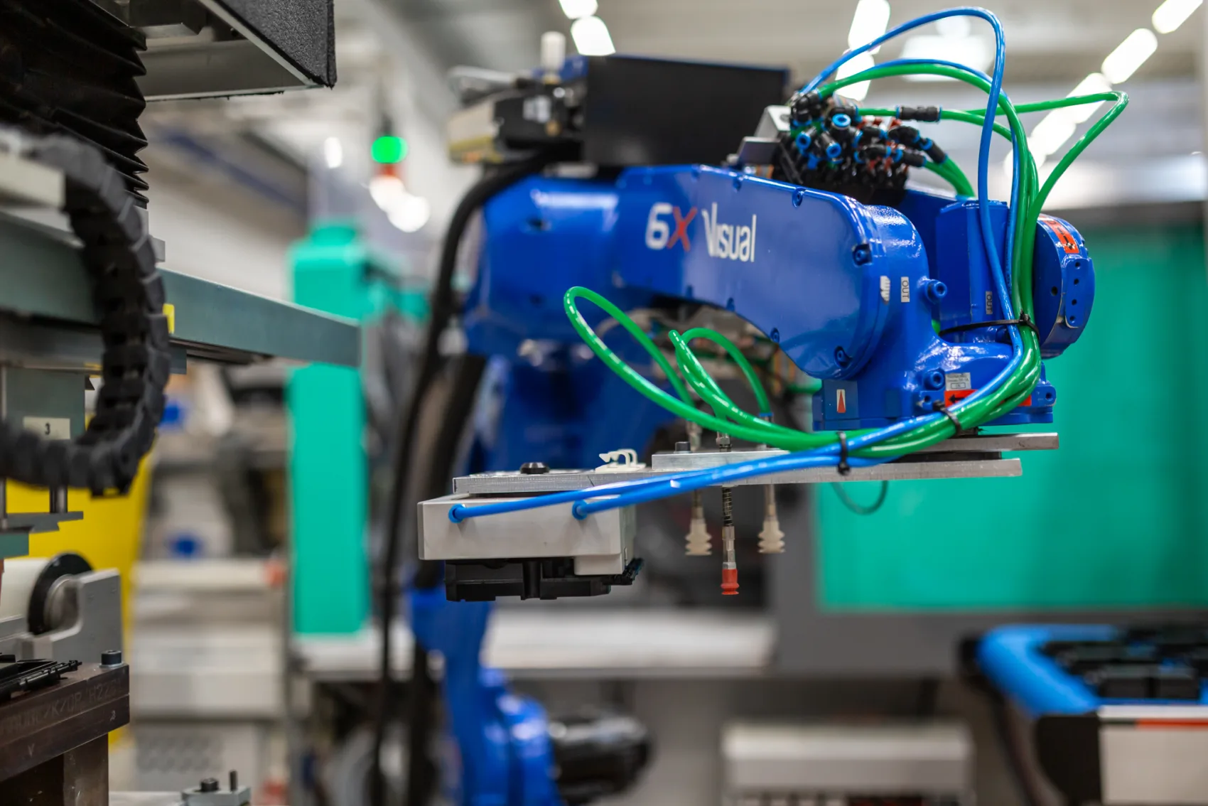 Sepro-6X-Visual-Handling-Roboter mit Greifer an einer Spritzguss-Zelle von Friedrich Joerg