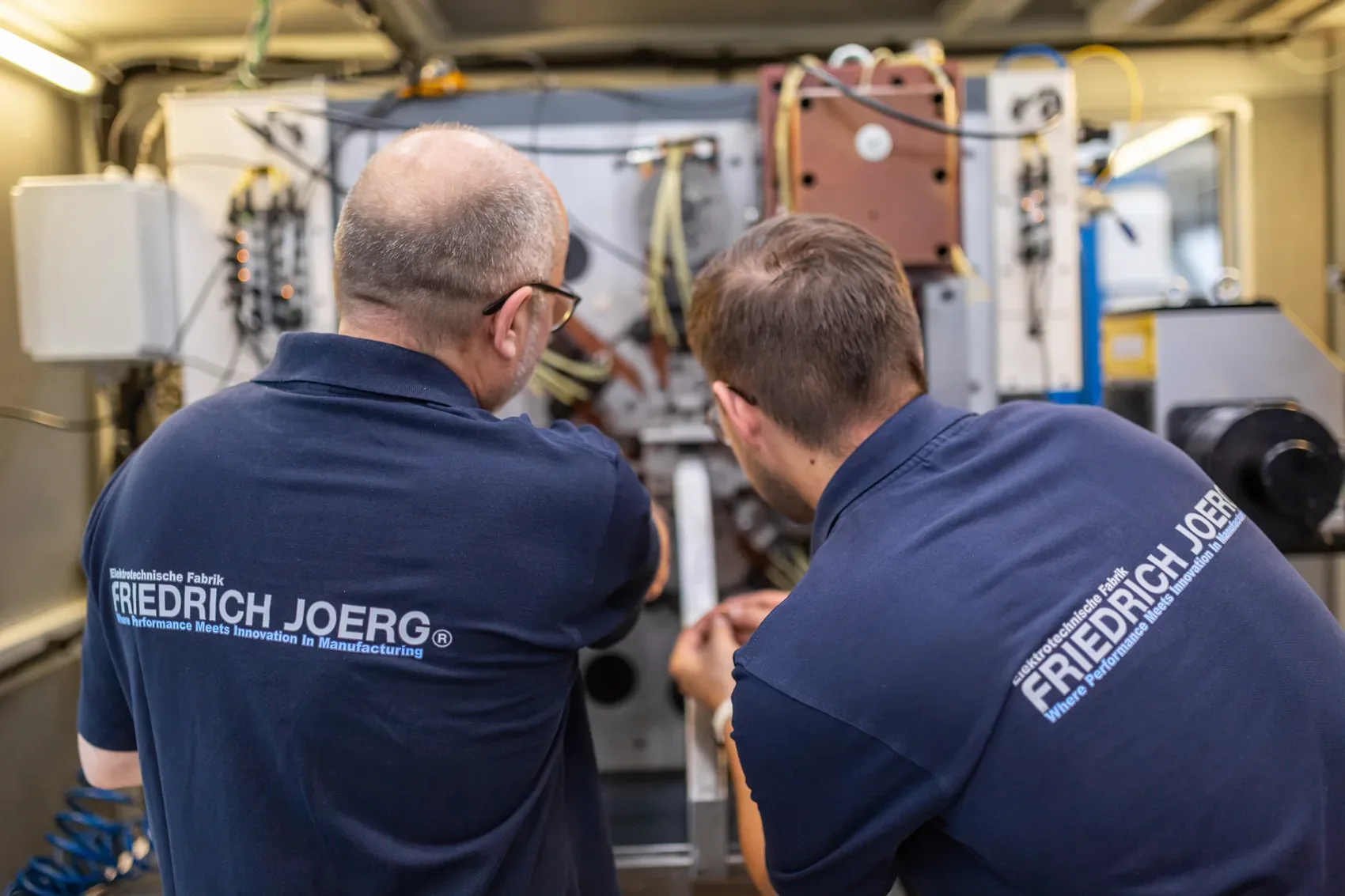 Zwei Mitarbeiter am Bihler-Stanzbiegeautomaten bei Friedrich Joerg
