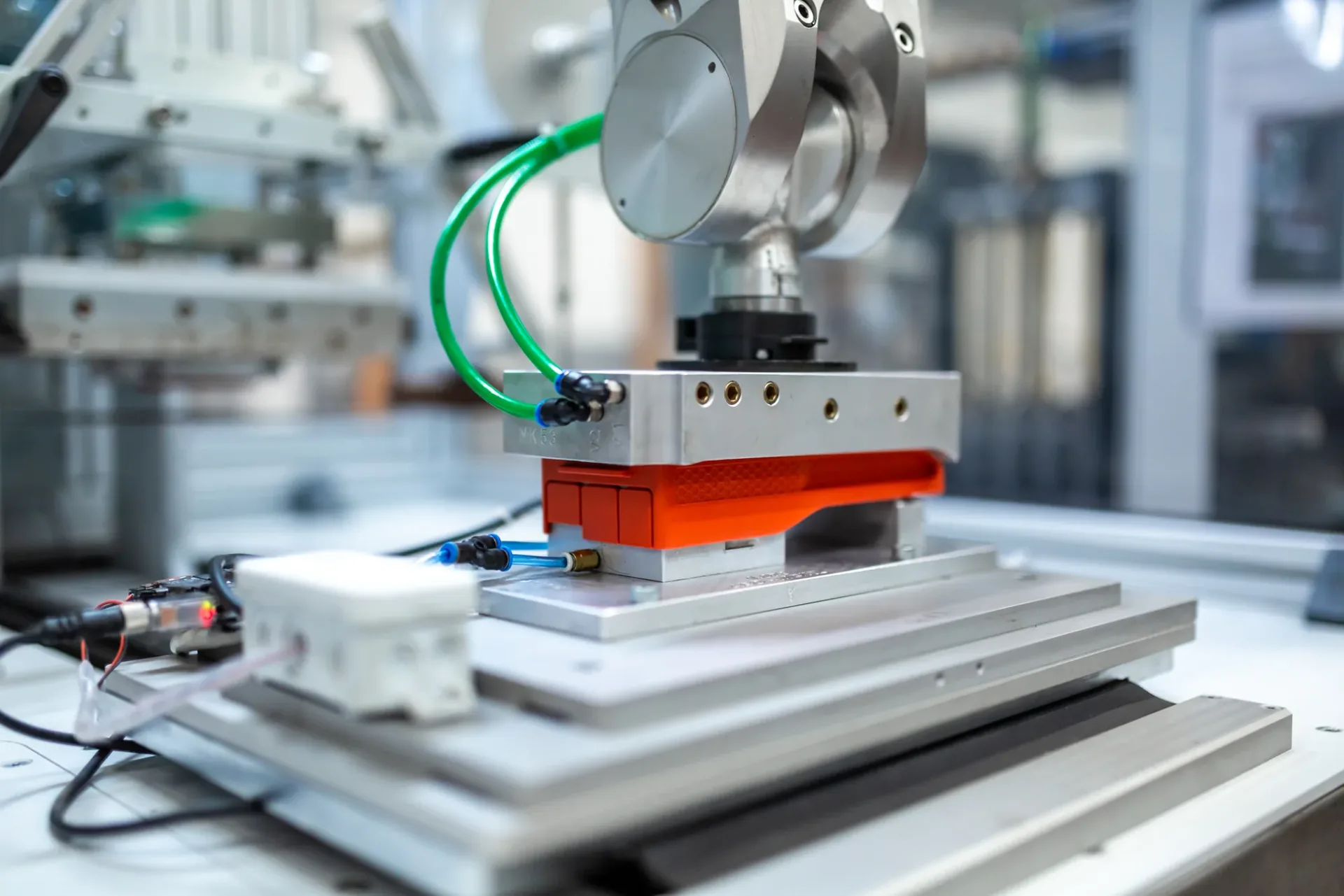 Automatisierte Tampondruck-Station: Roboterarm setzt das Druckklischee auf ein Bauteil