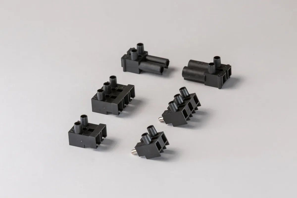 Sechs schwarze zwei- und dreipolige Steckverbinder aus technischem Thermoplast