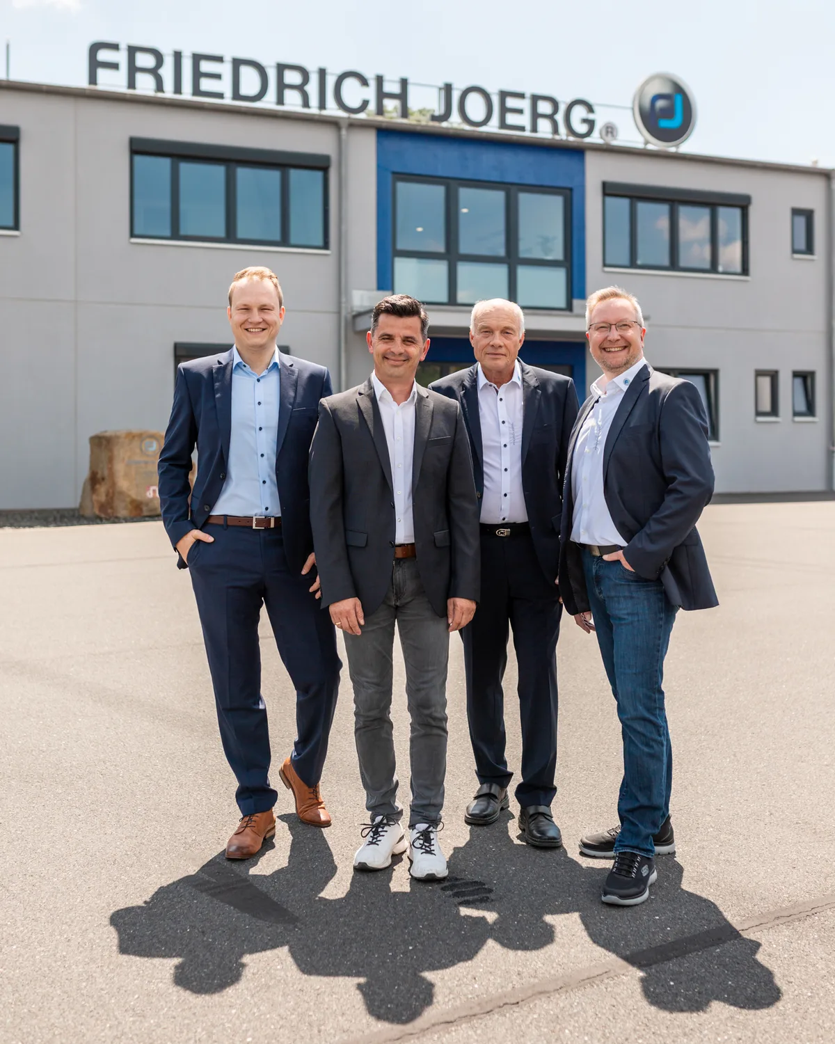 Ansprechpartner von Friedrich Joerg vor dem Firmengebäude in Marktrodach