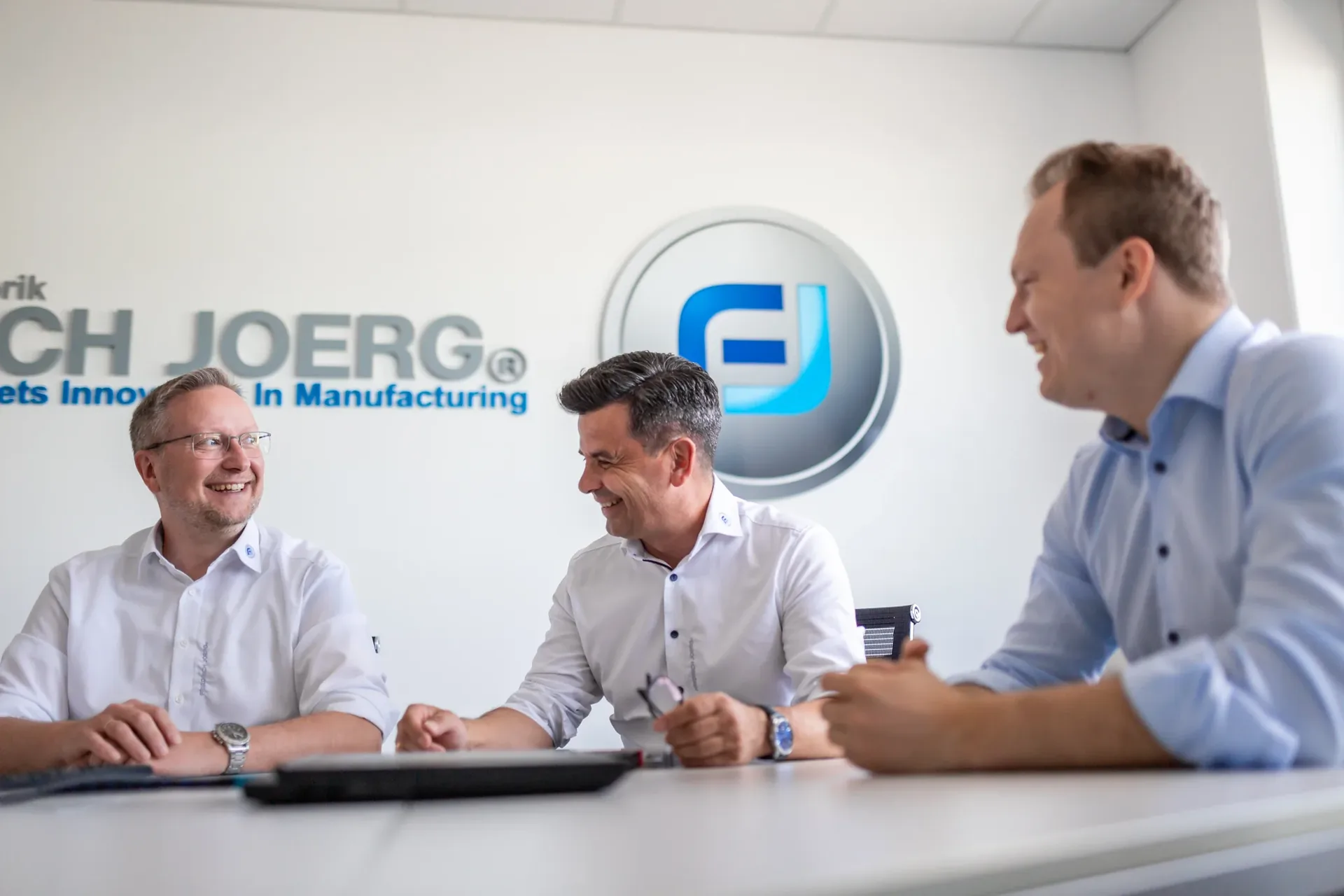 Das Team von Friedrich Joerg im gemeinsamen Austausch über Kundenlösungen