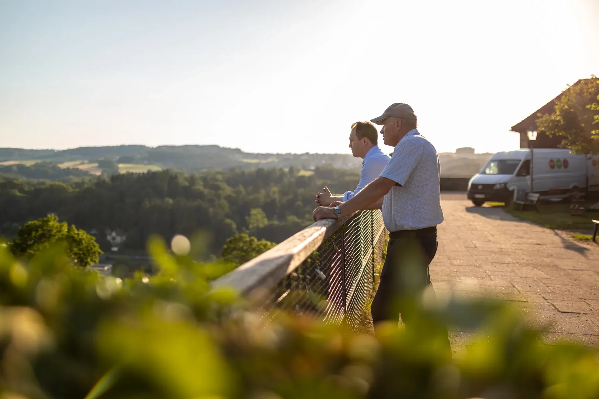 Tobias und Thomas Püls mit Blick über die oberfränkische Landschaft am Standort Marktrodach