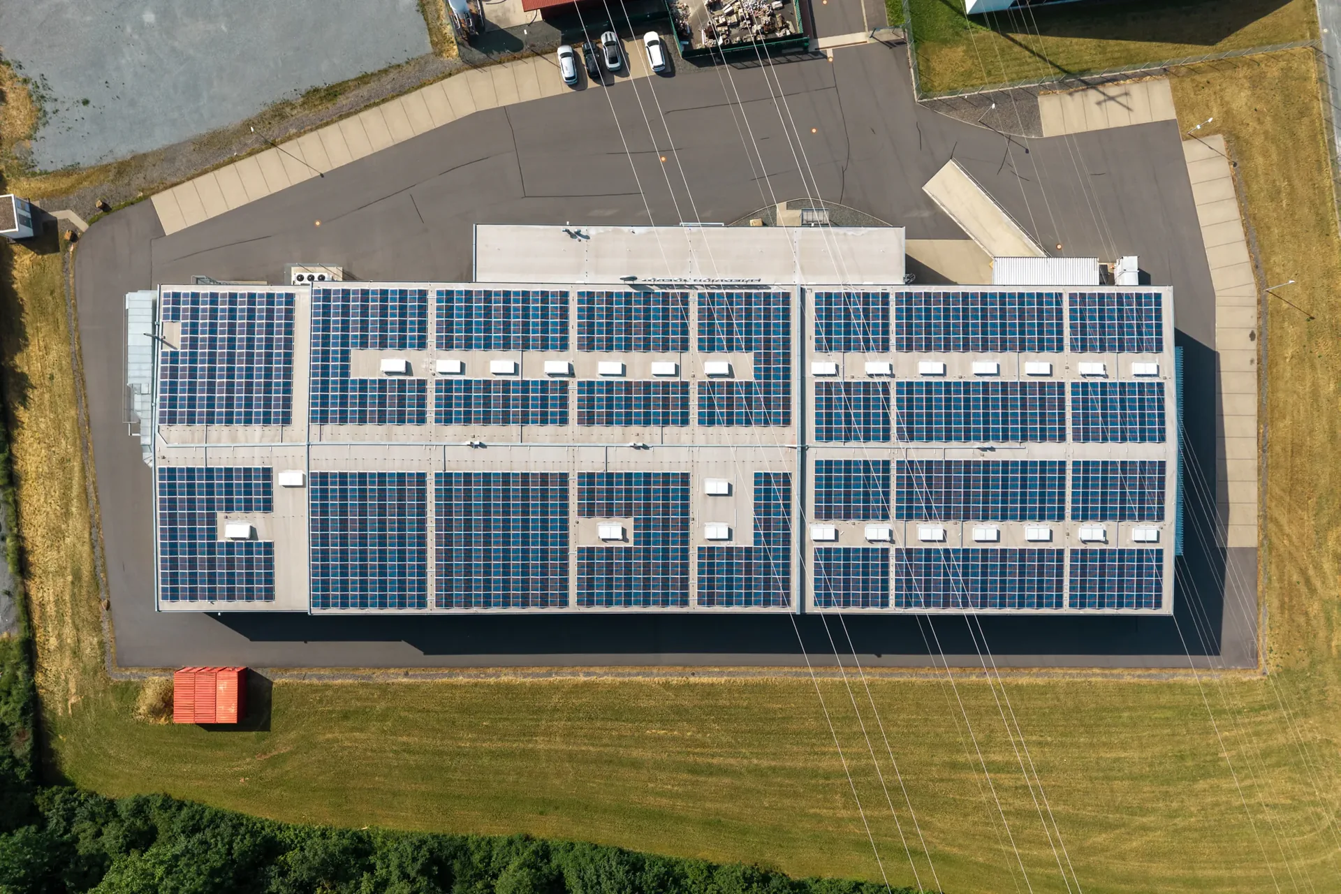 Luftaufnahme des Friedrich-Joerg-Werks in Marktrodach mit Photovoltaik-Aufdachanlage